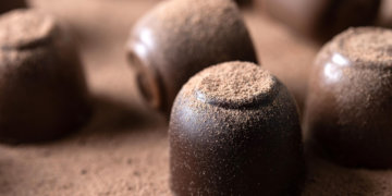 Врач-нарколог объяснил, кому нельзя есть конфеты с ликером