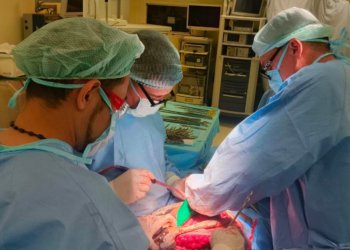 Новосибирские хирурги удалили гигантскую опухоль весом 4 кг из груди сибиряка