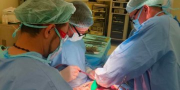 Новосибирские хирурги удалили гигантскую опухоль весом 4 кг из груди сибиряка