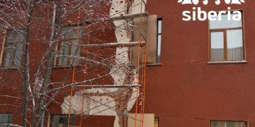 В центре Новосибирска закрыли школу из-за огромной трещины на фасаде