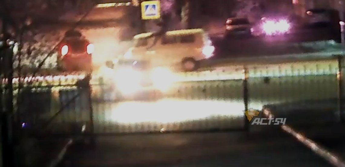 Байкер сделал сальто в воздухе после удара об иномарку на Титова в Новосибирске