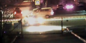 Байкер сделал сальто в воздухе после удара об иномарку на Титова в Новосибирске