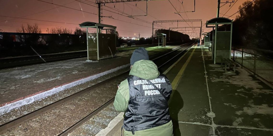 Экстренное торможение не помогло: под Новосибирском поезд насмерть сбил 52-летнюю женщину