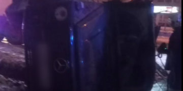 Спасатели вызволили водителя, зажатого в перевернувшемся Mercedes G-Class в Новосибирске