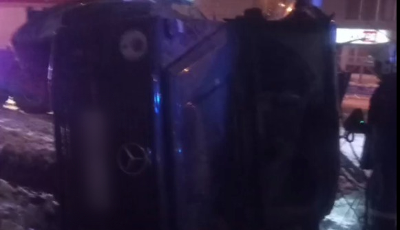 Спасатели вызволили водителя, зажатого в перевернувшемся Mercedes G-Class в Новосибирске