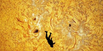 Свободно падающего человека на фоне Солнца заснял астрофотограф