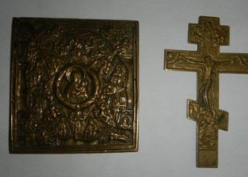 Старинную икону и киотный крест пытался вывезти россиянин в Турцию из Новосибирска