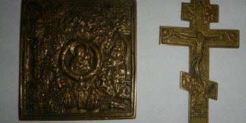 Старинную икону и киотный крест пытался вывезти россиянин в Турцию из Новосибирска