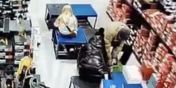 Новосибирец обворовывал магазины одежды с помощью сумки-антидетектора