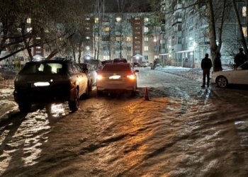 Школьник попал под машину во дворе дома в Новосибирске