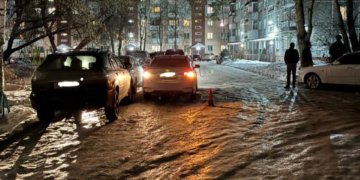 Школьник попал под машину во дворе дома в Новосибирске