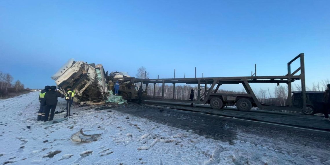 Две фуры и автовоз столкнулись в Татарском районе — есть погибший