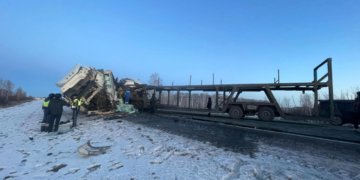 Две фуры и автовоз столкнулись в Татарском районе — есть погибший