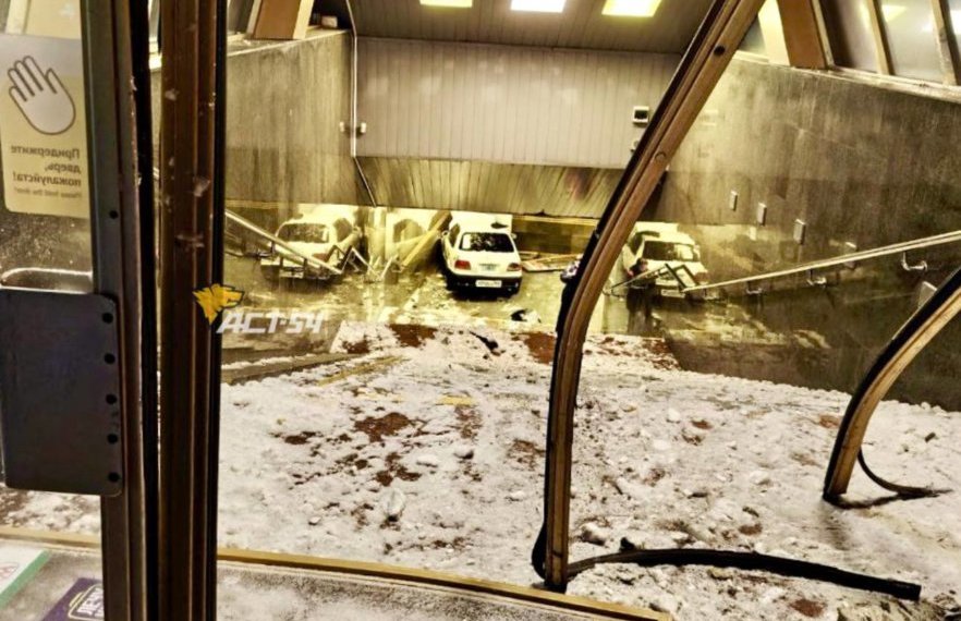 Автомобиль на полной скорости влетел во вход в метро «Золотая Нива»
