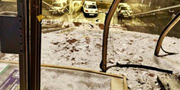 Автомобиль на полной скорости влетел во вход в метро «Золотая Нива»