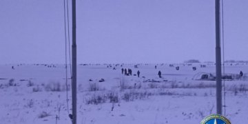 Рыбалка дороже жизни: рыбаки вышли на тонкий лед Новосибирского водохранилища