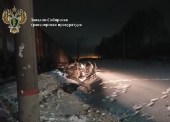 Грузовой поезд столкнулся с автомобилем на железнодорожном переезде под Новосибирском