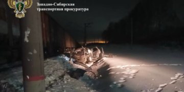 Грузовой поезд столкнулся с автомобилем на железнодорожном переезде под Новосибирском