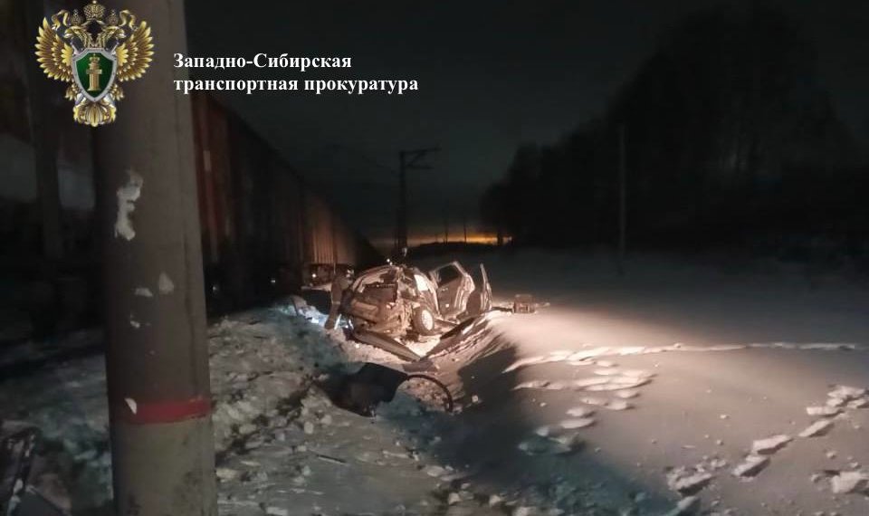 Грузовой поезд столкнулся с автомобилем на железнодорожном переезде под Новосибирском