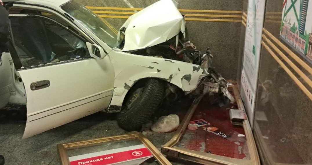 Появилось видео, как доставали автомобиль из павильона метро «Золотая Нива»