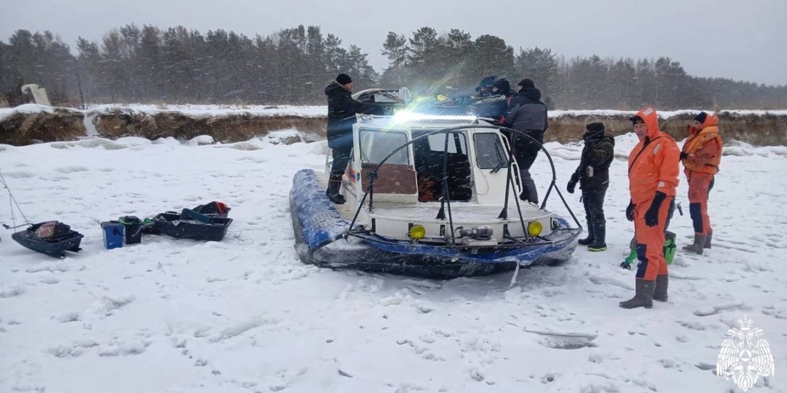 Спасатели эвакуировали 13 рыбаков с оторвавшейся льдины на Новосибирском водохранилище