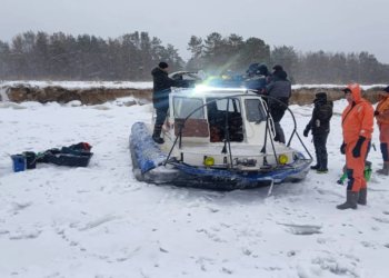 Спасатели эвакуировали 13 рыбаков с оторвавшейся льдины на Новосибирском водохранилище