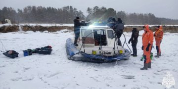 Спасатели эвакуировали 13 рыбаков с оторвавшейся льдины на Новосибирском водохранилище