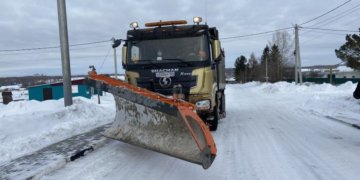 Более 1100 единиц техники обеспечивают расчистку школьных маршрутов в Новосибирской области
