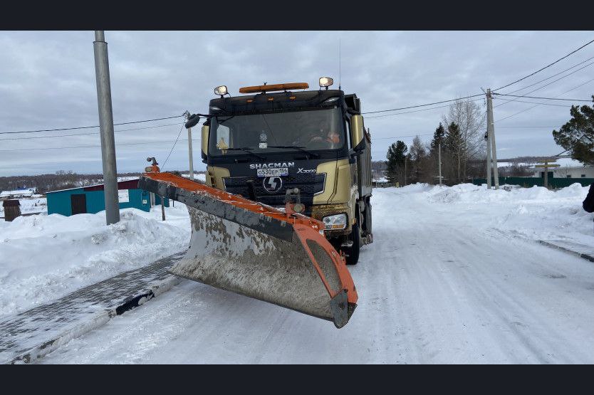 Более 1100 единиц техники обеспечивают расчистку школьных маршрутов в Новосибирской области
