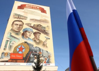 Патриотический мурал в честь подвига железнодорожников открыли в Новосибирске