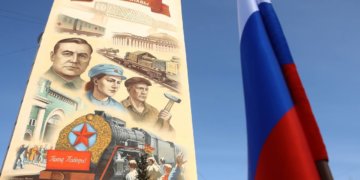 Патриотический мурал в честь подвига железнодорожников открыли в Новосибирске