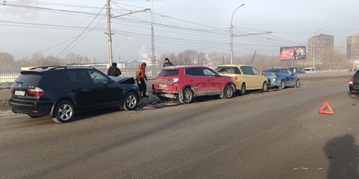 Четыре машины собрали «паровозик» на Энергетиков в Новосибирске