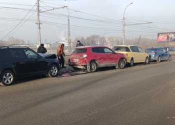 Четыре машины собрали «паровозик» на Энергетиков в Новосибирске