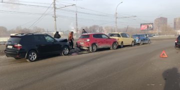 Четыре машины собрали «паровозик» на Энергетиков в Новосибирске