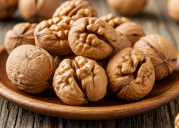 Орехи против Альцгеймера: что добавить в рацион, чтобы спасти свой мозг от деменции