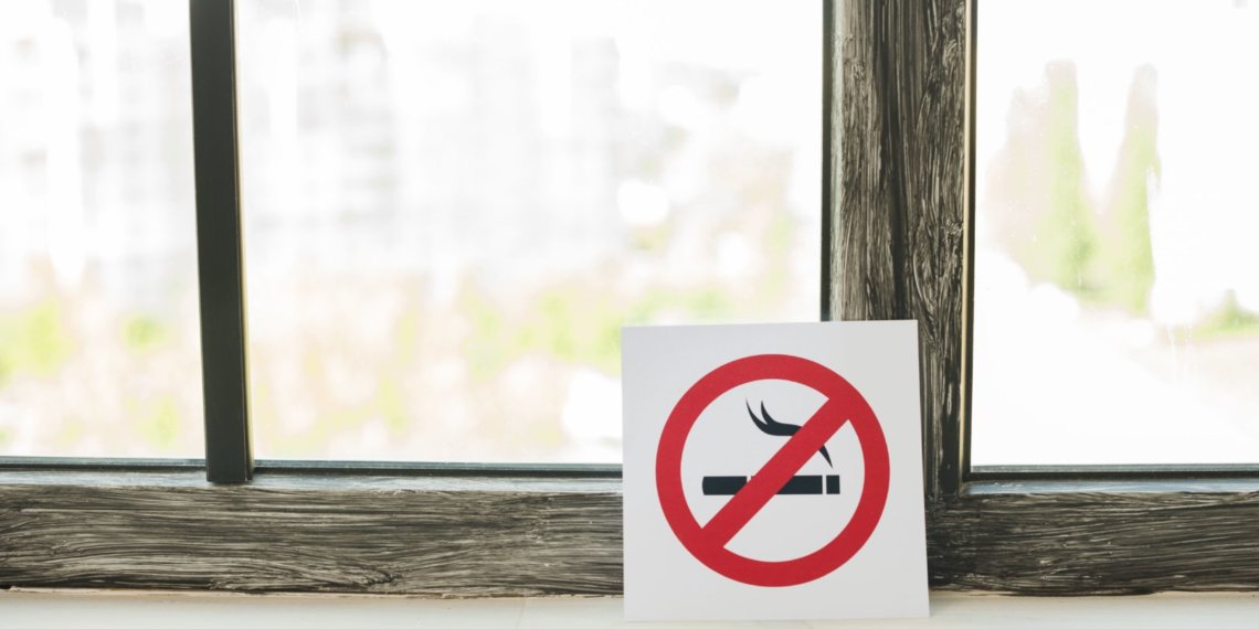 Штраф до 5000 можно получить за курение в своей квартире