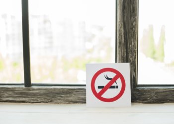 Штраф до 5000 можно получить за курение в своей квартире
