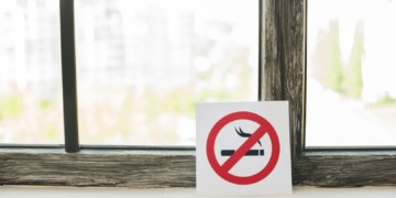Штраф до 5000 можно получить за курение в своей квартире