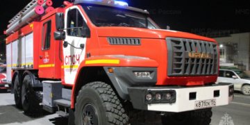 Крупный пожар произошëл в Бердске — горит промзона 