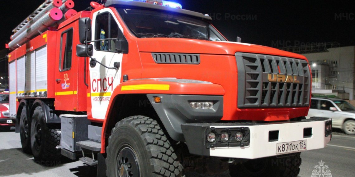 Крупный пожар произошëл в Бердске — горит промзона