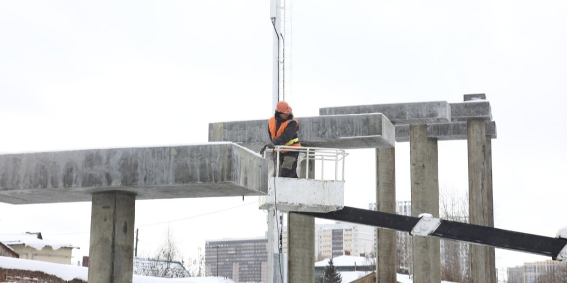 Пешеходный мост длиной 123 метра возводят через Транссиб в Новосибирске