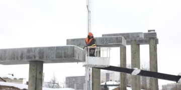 Пешеходный мост длиной 123 метра возводят через Транссиб в Новосибирске