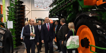 Андрей Травников на агропродовольственном форуме отметил успехи сельхозпроизводителей Сибири