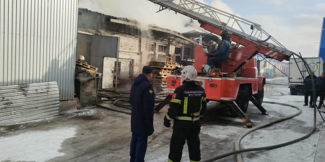 Прокуратура начала проверку после пожара в промзоне Бердска