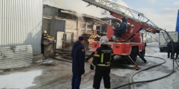 Прокуратура начала проверку после пожара в промзоне Бердска