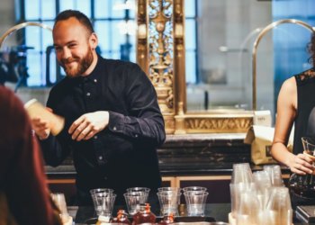 Россияне стали чаще тратить на рестораны, культуру и развлечения в ноябрьские праздники