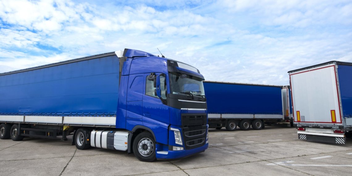 Водители легковушек начали получать штрафы до 600 тысяч рублей из-за владельцев фур