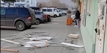 Балкон едва не рухнул на прохожих в Новосибирске: последствия шторма в Плющихинском жилмассиве