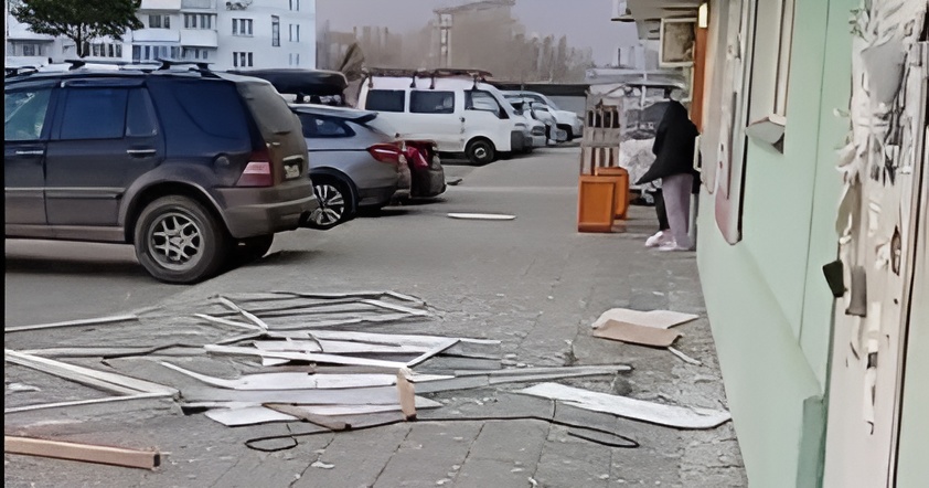 Балкон едва не рухнул на прохожих в Новосибирске: последствия шторма в Плющихинском жилмассиве