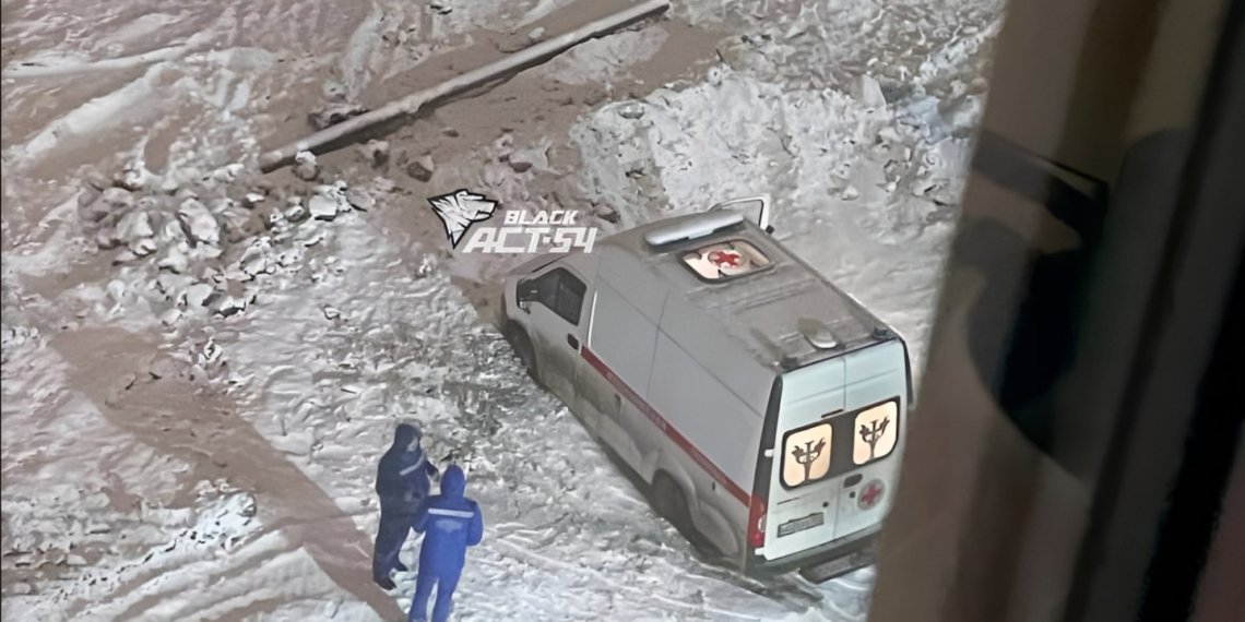 Три часа вместо вызова: как новосибирцы откапывали застрявшую машину скорой помощи